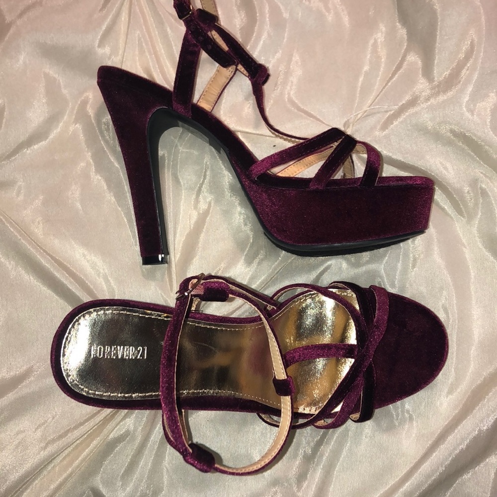 never worn maroon velvet heels